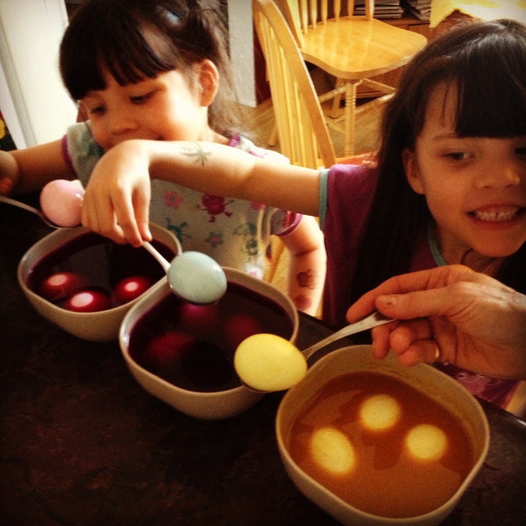 kid friendly chemical free easter egg dye